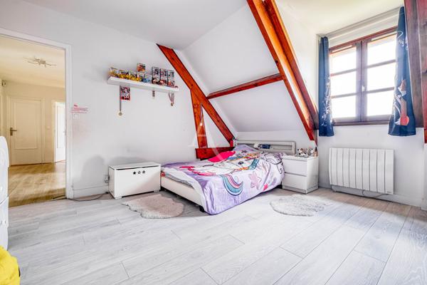 Grande maison familiale rénovée 216 m², 5 chambres, terrain sans vis-à-vis, garage triple