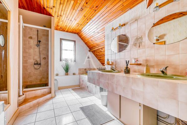 Grande maison familiale rénovée 216 m², 5 chambres, terrain sans vis-à-vis, garage triple