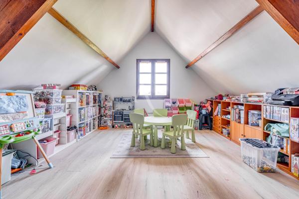Grande maison familiale rénovée 216 m², 5 chambres, terrain sans vis-à-vis, garage triple