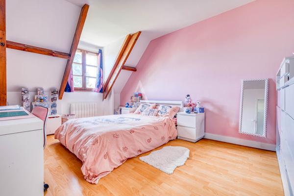 Grande maison familiale rénovée 216 m², 5 chambres, terrain sans vis-à-vis, garage triple