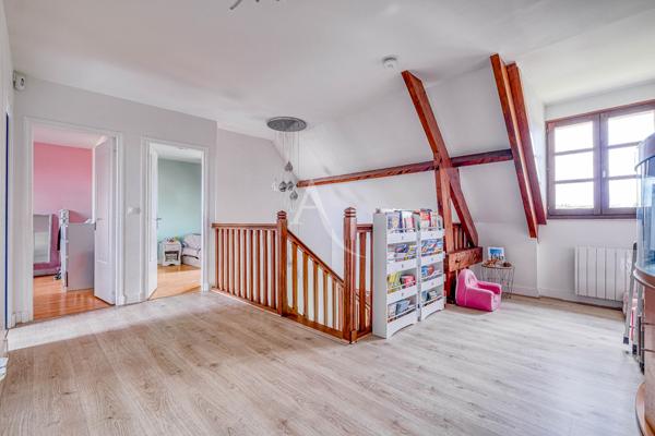 Grande maison familiale rénovée 216 m², 5 chambres, terrain sans vis-à-vis, garage triple