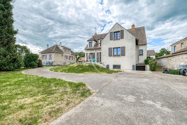 Grande maison familiale rénovée 216 m², 5 chambres, terrain sans vis-à-vis, garage triple
