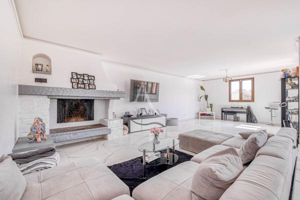 Grande maison familiale rénovée 216 m², 5 chambres, terrain sans vis-à-vis, garage triple