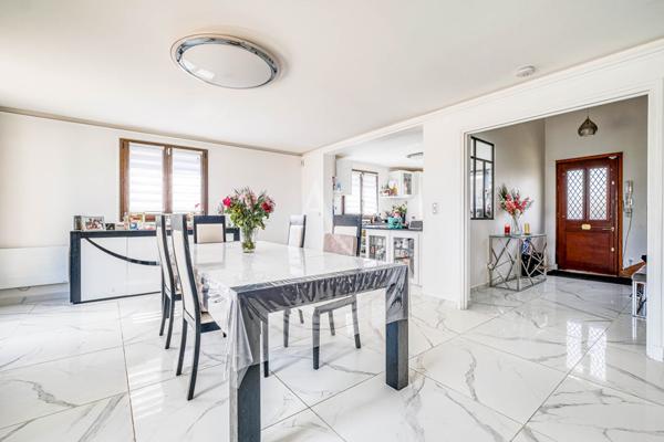 Grande maison familiale rénovée 216 m², 5 chambres, terrain sans vis-à-vis, garage triple