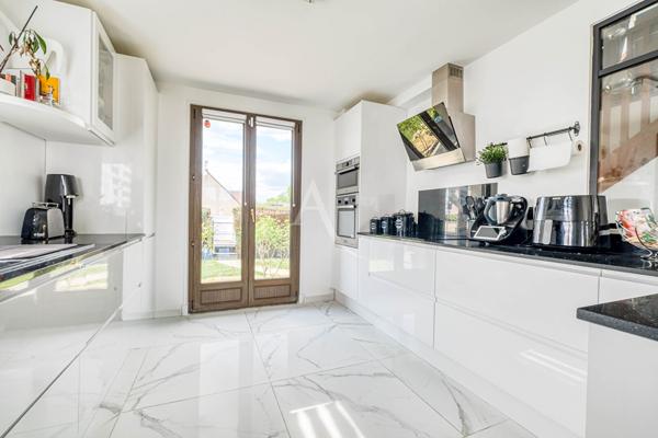 Grande maison familiale rénovée 216 m², 5 chambres, terrain sans vis-à-vis, garage triple