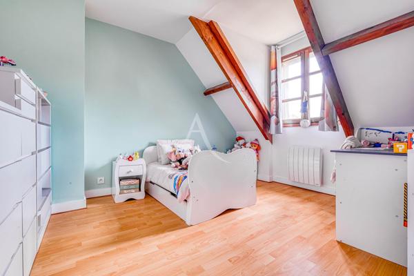 Grande maison familiale rénovée 216 m², 5 chambres, terrain sans vis-à-vis, garage triple