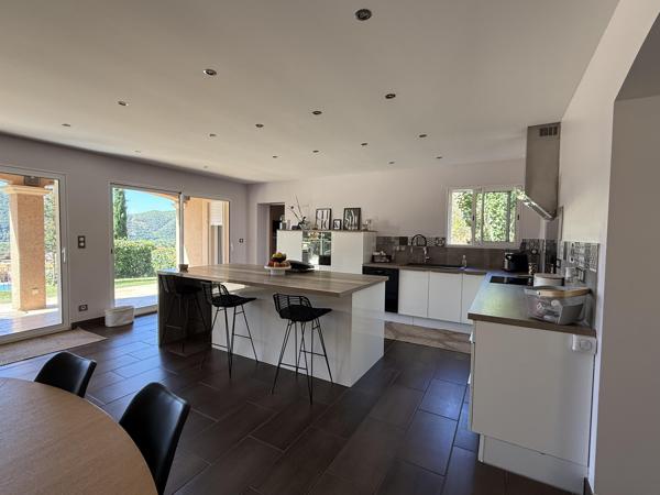 VILLA DE 166M2 DE PLAIN PIED AVEC PISCINE ET GRAND SOUS SOL