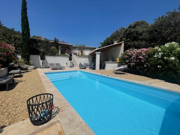 VILLA DE 166M2 DE PLAIN PIED AVEC PISCINE ET GRAND SOUS SOL