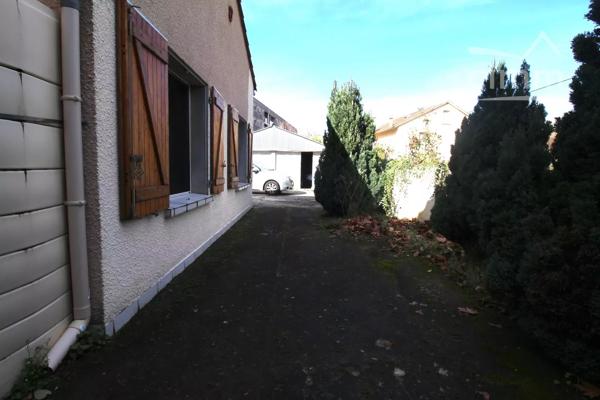 A vendre une maison de plain pied de 90 m² habitables.