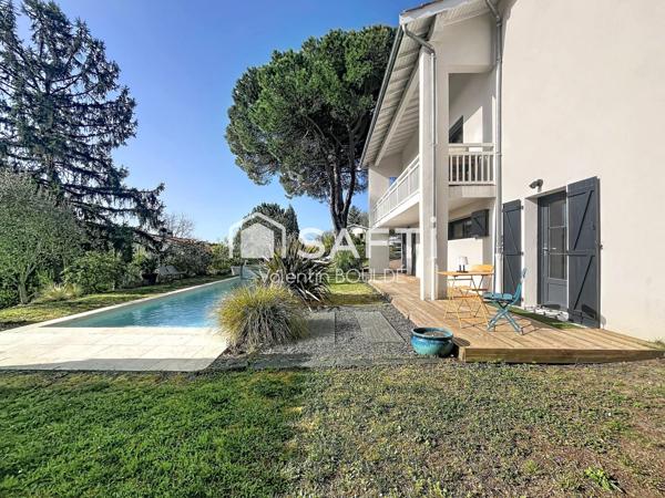 ? MAISON FAMILIALE – VOLUMES, LUMIÈRE, PISCINE, ÉCOLES-COLLÈGE-ACTIVITÉS À PIED, TÉLÉTRAVAIL/ PROFESSION LIBÉRALE