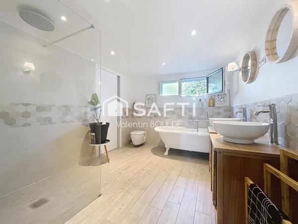 ? MAISON FAMILIALE – VOLUMES, LUMIÈRE, PISCINE, ÉCOLES-COLLÈGE-ACTIVITÉS À PIED, TÉLÉTRAVAIL/ PROFESSION LIBÉRALE