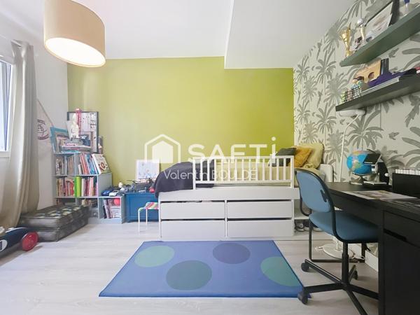 ? MAISON FAMILIALE – VOLUMES, LUMIÈRE, PISCINE, ÉCOLES-COLLÈGE-ACTIVITÉS À PIED, TÉLÉTRAVAIL/ PROFESSION LIBÉRALE