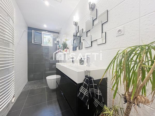 ? MAISON FAMILIALE – VOLUMES, LUMIÈRE, PISCINE, ÉCOLES-COLLÈGE-ACTIVITÉS À PIED, TÉLÉTRAVAIL/ PROFESSION LIBÉRALE