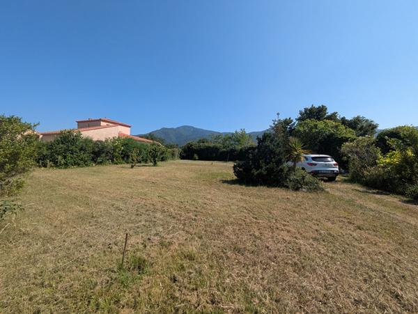 Terrain constructible et viabilisé de 744 m² sur Saint Genis des Fontaines