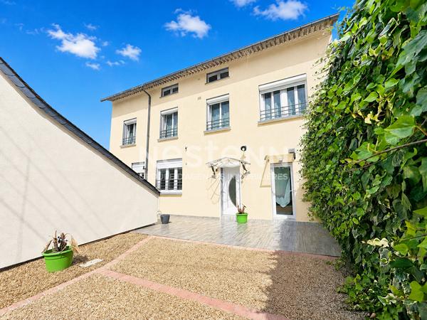 Vente jolie maison rénovée de 105 m² avec 3 chambres, terrasse, centre ville de Château-du-loir (72500)