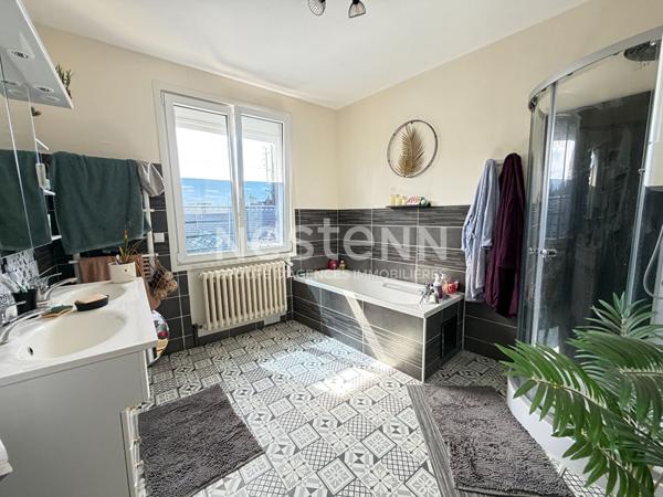 Vente jolie maison rénovée de 105 m² avec 3 chambres, terrasse, centre ville de Château-du-loir (72500)