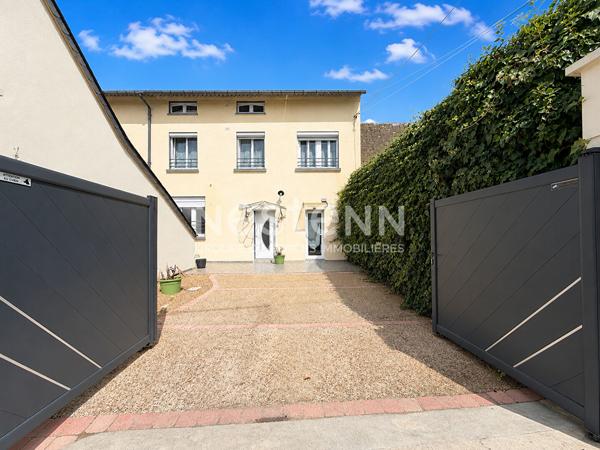 Vente jolie maison rénovée de 105 m² avec 3 chambres, terrasse, centre ville de Château-du-loir (72500)
