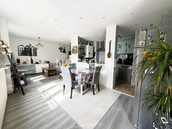 Vente jolie maison rénovée de 105 m² avec 3 chambres, terrasse, centre ville de Château-du-loir (72500)
