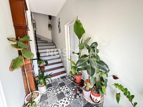 Vente jolie maison rénovée de 105 m² avec 3 chambres, terrasse, centre ville de Château-du-loir (72500)