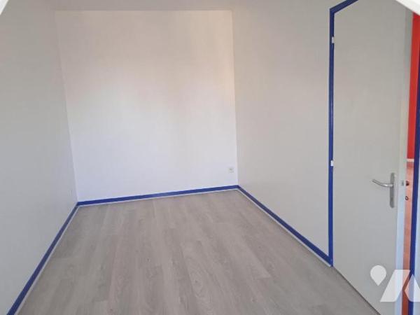 Centre ville de Forges les Eaux, un immeuble de rapport comprenant :
- au rez-de-chaussée : la...