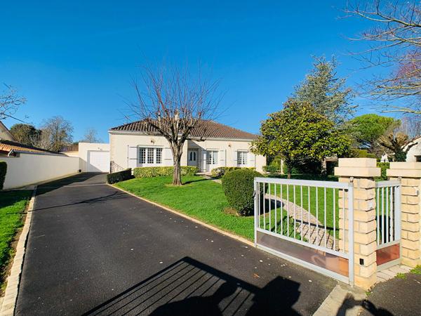 AIFFRES. Maison de plain pied 154m2. 6 Pièces., Aiffres 79230