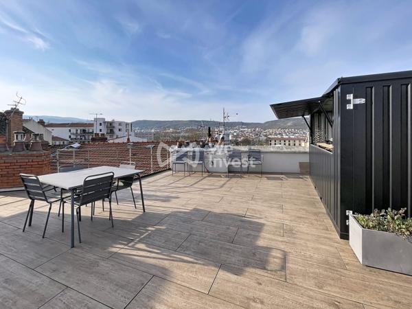 Appartement de type 2 avec spacieuse terrasse de 76 m2.