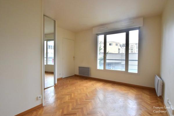 Dpt Hauts de Seine (92), à louer ISSY LES MOULINEAUX Studio de 20,57 m2 avec cave - Métro Corentin Celton - 882 € C.C/mois