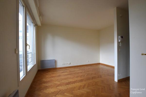 Dpt Hauts de Seine (92), à louer ISSY LES MOULINEAUX Studio de 20,57 m2 avec cave - Métro Corentin Celton - 882 € C.C/mois