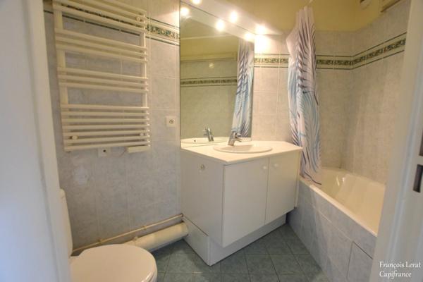 Dpt Hauts de Seine (92), à louer ISSY LES MOULINEAUX Studio de 20,57 m2 avec cave - Métro Corentin Celton - 882 € C.C/mois