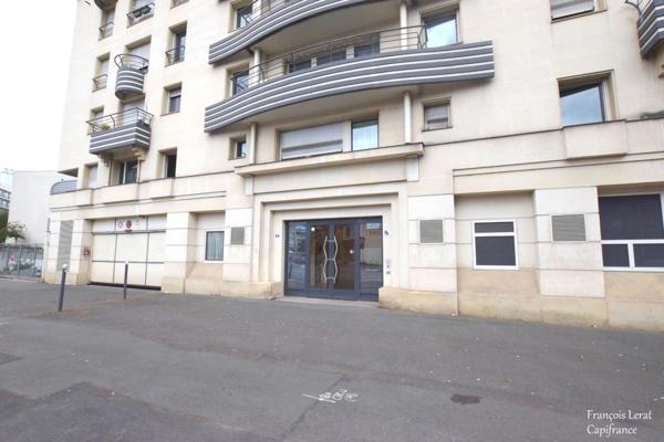Dpt Hauts de Seine (92), à louer ISSY LES MOULINEAUX Studio de 20,57 m2 avec cave - Métro Corentin Celton - 882 € C.C/mois