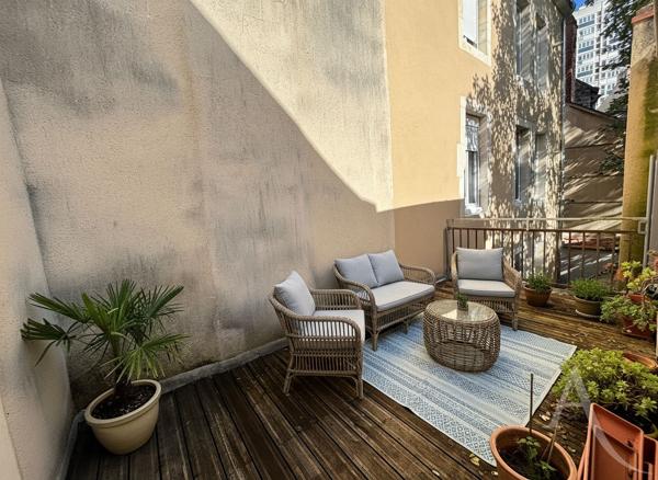 T2 rénové hyper centre avec terrasse