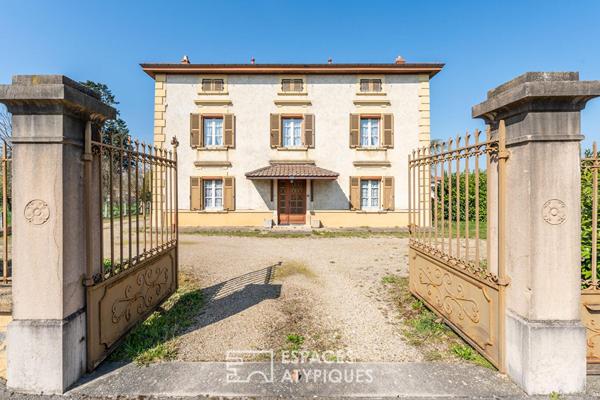 Maison de caractère à réhabiliter avec potentiel – Centre de Villeneuve (01480)