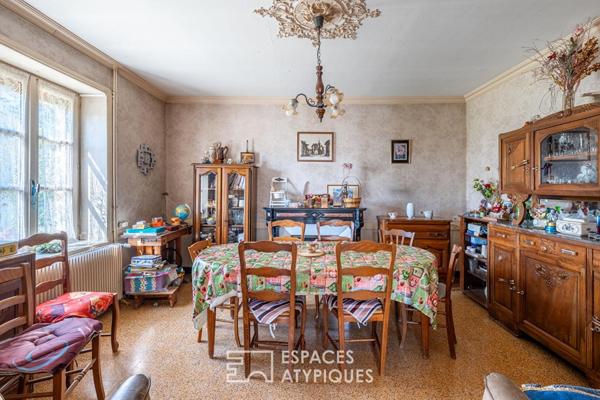 Maison de caractère à réhabiliter avec potentiel – Centre de Villeneuve (01480)