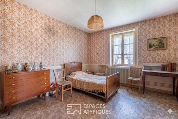 Maison de caractère à réhabiliter avec potentiel – Centre de Villeneuve (01480)