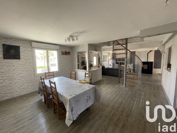 Maison 5 pièces de 205 m² à Fougerolles-du-Plessis (53190)