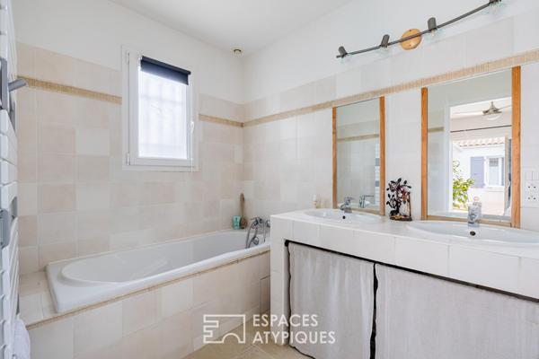Villa avec piscine dans un écrin paysager