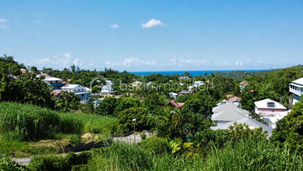 Vous rêvez de bâtir la Maison de vos rêves dans un cadre paisible tout en restant à proximité à pieds de toutes les commodités ? Ne cherchez plus ! Ce terrain de 450 m² offre une VUE MER et un espace généreux pour concrétiser vos aspirations.

Type de bien : Terrain borné et constructible, prêt à accueillir votre projet personnel. 

Situé proche du centre ville, dans un secteur recherché, ce terrain vous garantit une proximité urbaine avec le charme d'une vie tranquille et proche de la nature.
Profitez de toutes les commodités disponibles à quelques minutes à pieds: commerces, écoles, collège et transports en commun facilitent votre quotidien.

Faites de votre vision une réalité en acquérant ce terrain à prix raisonnable. N'attendez plus pour saisir cette opportunité unique ! Pour toute information complémentaire, contactez Dany Ingar.