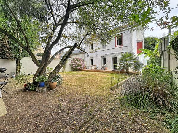 Maison 5 pièces 3 chambres  Secteur Zola à Nantes avec joli jardin au calme.