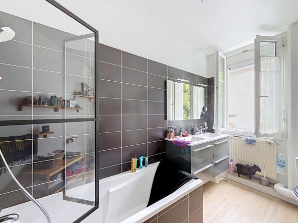 Maison 5 pièces 3 chambres  Secteur Zola à Nantes avec joli jardin au calme.