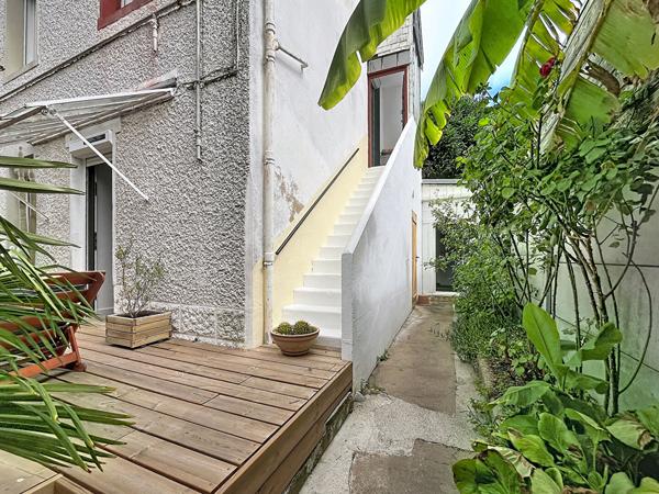 Maison 5 pièces 3 chambres  Secteur Zola à Nantes avec joli jardin au calme.