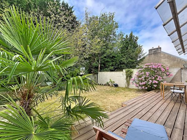 Maison 5 pièces 3 chambres  Secteur Zola à Nantes avec joli jardin au calme.
