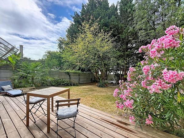 Maison 5 pièces 3 chambres  Secteur Zola à Nantes avec joli jardin au calme.