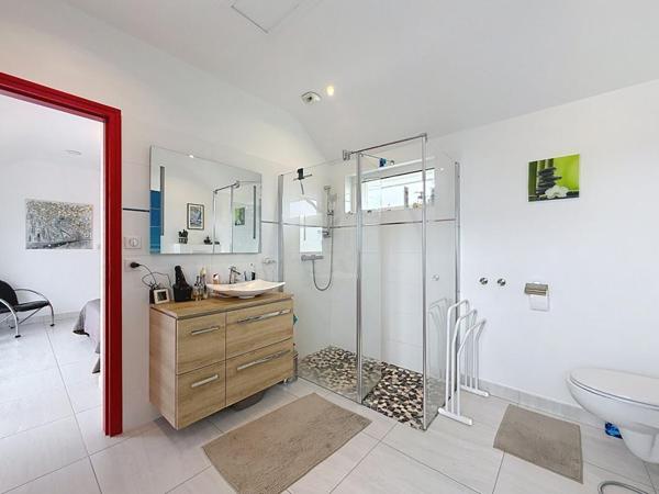 Maison contemporaine d'exception de 172 M² à Séné : 5 chambres, double garage, jardin paysagé de 1180 M², piscine-spa. Emplacement premium et possibilités d'extensions