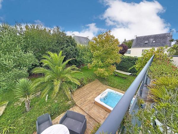 Maison contemporaine d'exception de 172 M² à Séné : 5 chambres, double garage, jardin paysagé de 1180 M², piscine-spa. Emplacement premium et possibilités d'extensions