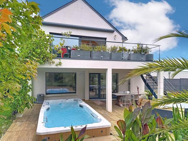 Maison contemporaine d'exception de 172 M² à Séné : 5 chambres, double garage, jardin paysagé de 1180 M², piscine-spa. Emplacement premium et possibilités d'extensions