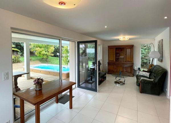 Maison contemporaine d'exception de 172 M² à Séné : 5 chambres, double garage, jardin paysagé de 1180 M², piscine-spa. Emplacement premium et possibilités d'extensions