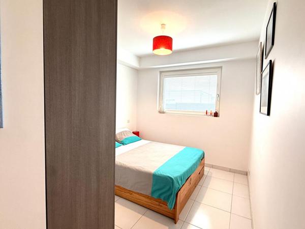 Maison contemporaine d'exception de 172 M² à Séné : 5 chambres, double garage, jardin paysagé de 1180 M², piscine-spa. Emplacement premium et possibilités d'extensions