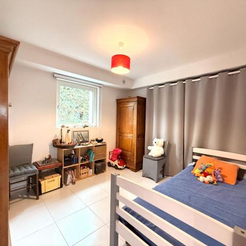 Maison contemporaine d'exception de 172 M² à Séné : 5 chambres, double garage, jardin paysagé de 1180 M², piscine-spa. Emplacement premium et possibilités d'extensions