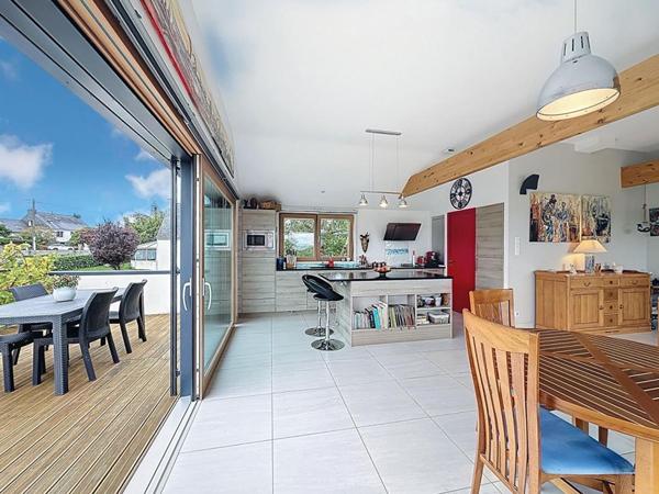 Maison contemporaine d'exception de 172 M² à Séné : 5 chambres, double garage, jardin paysagé de 1180 M², piscine-spa. Emplacement premium et possibilités d'extensions