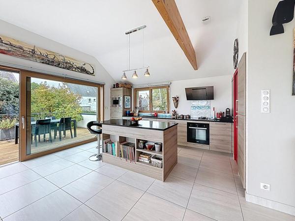 Maison contemporaine d'exception de 172 M² à Séné : 5 chambres, double garage, jardin paysagé de 1180 M², piscine-spa. Emplacement premium et possibilités d'extensions